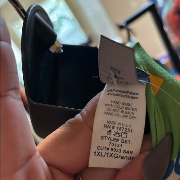 Gibiu Women's Black Letter's Print Crop Top Elastic Waist Leggings -2 Piece Set - Picture 10 of 11